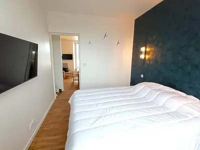 Un ou plusieurs lits dans un hébergement de l'établissement Appartement rénové au centre de Trébeurden, 400m de la plage, proche commerces - FR-1-368-407