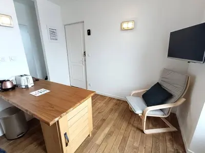 Télévision ou salle de divertissement dans l'établissement Appartement rénové au centre de Trébeurden, 400m de la plage, proche commerces - FR-1-368-407