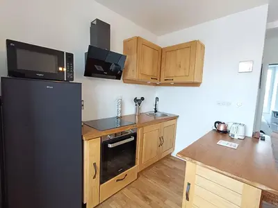 Cuisine ou kitchenette dans l'établissement Appartement rénové au centre de Trébeurden, 400m de la plage, proche commerces - FR-1-368-407