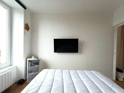 Télévision ou salle de divertissement dans l'établissement Appartement rénové au centre de Trébeurden, 400m de la plage, proche commerces - FR-1-368-407