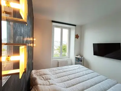 Un ou plusieurs lits dans un hébergement de l'établissement Appartement rénové au centre de Trébeurden, 400m de la plage, proche commerces - FR-1-368-407