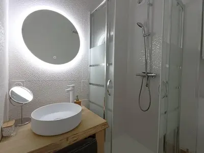 Salle de bains dans l'établissement Appartement rénové au centre de Trébeurden, 400m de la plage, proche commerces - FR-1-368-407