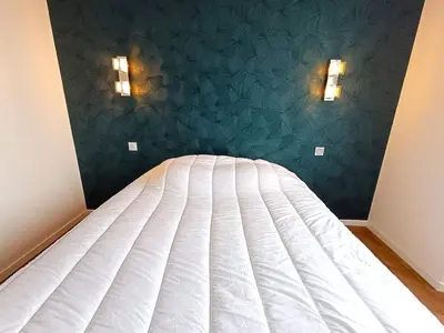 Un ou plusieurs lits dans un hébergement de l'établissement Appartement rénové au centre de Trébeurden, 400m de la plage, proche commerces - FR-1-368-407