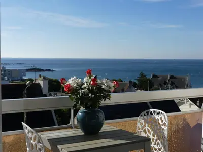 Vue générale sur la mer ou vue sur la mer prise depuis l'appartement