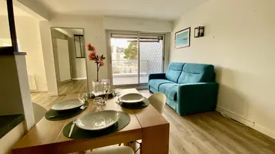 Coin salon dans l'établissement Studio avec terrasse vue Mer et Parking