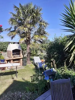 Jardin de l'établissement Penty Breton proche mer Beg Meil