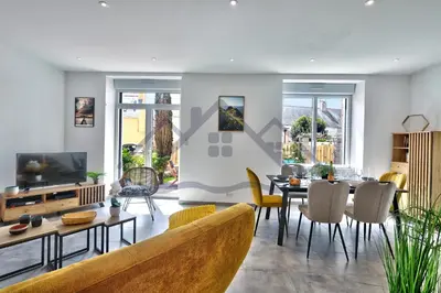 Télévision ou salle de divertissement dans l'établissement LocaLise - M1 - Bain de mer - Maison entièrement rénové avec jardin clos - Wifi inclus - Draps inclus - Animaux bienvenus