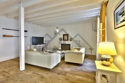 Télévision ou salle de divertissement dans l'établissement LocaLise - M4 - Ty Gwenn - La maison à la pointe de Lechiagat - Accès à deux pas d'une terrasse vue mer privative - Wifi inclus - Draps inclus - Animaux bienvenus