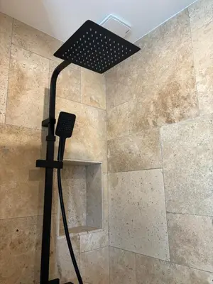Salle de bains dans l'établissement La maison de Julia - Piscine privée