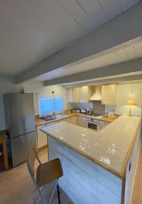 Cuisine ou kitchenette dans l'établissement Cottage Ouessant in Kerellec (watermill 5km Roscoff)