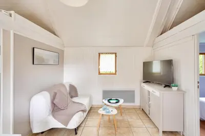 Télévision ou salle de divertissement dans l'établissement À 800m de la plage, chalet cosy pour 4