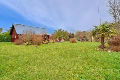 Jardin de l'établissement À 800m de la plage, chalet cosy pour 4
