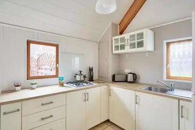 Cuisine ou kitchenette dans l'établissement À 800m de la plage, chalet cosy pour 4