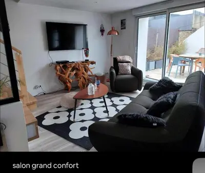 Coin salon dans l'établissement Duplex spacieux avec terrasse, idéal familles & télétravail, proche plages & centre ville