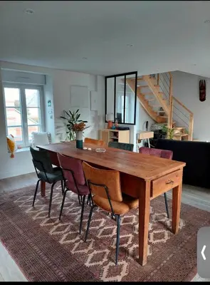 Coin salon dans l'établissement Duplex spacieux avec terrasse, idéal familles & télétravail, proche plages & centre ville
