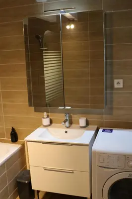 Salle de bains dans l'établissement Les rives de l'odet, vue rivière