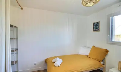 Un ou plusieurs lits dans un hébergement de l'établissement Maison bord de mer avec Jacuzzi