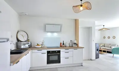 Cuisine ou kitchenette dans l'établissement Maison bord de mer avec Jacuzzi