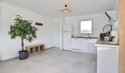 Cuisine ou kitchenette dans l'établissement Maison bord de mer avec Jacuzzi
