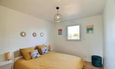 Un ou plusieurs lits dans un hébergement de l'établissement Maison bord de mer avec Jacuzzi