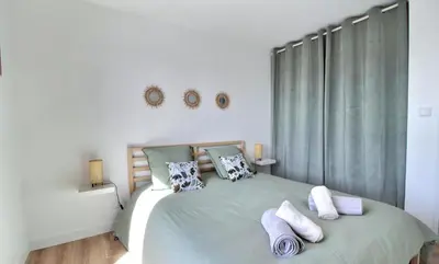 Un ou plusieurs lits dans un hébergement de l'établissement Maison bord de mer avec Jacuzzi