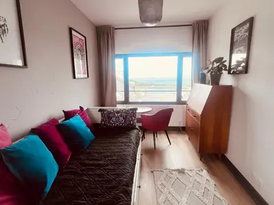 Coin salon dans l'établissement Sweet Leon - grande chambre baignoire vue mer