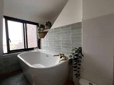 Salle de bains dans l'établissement Sweet Leon - grande chambre baignoire vue mer