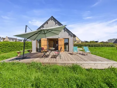 Jardin de l'établissement 650m de la plage, joli chalet avec terrasse pour 4