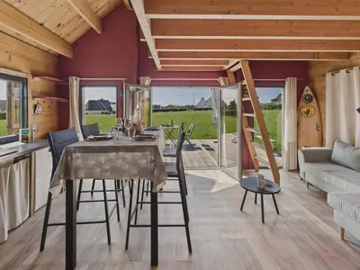 Balcon ou terrasse dans l'établissement 650m de la plage, joli chalet avec terrasse pour 4