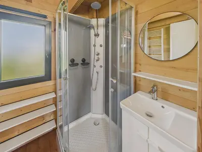 Salle de bains dans l'établissement 650m de la plage, joli chalet avec terrasse pour 4