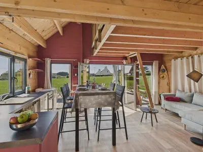 Coin salon dans l'établissement 650m de la plage, joli chalet avec terrasse pour 4