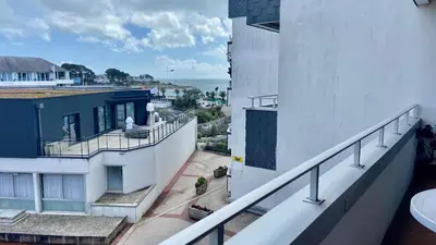 Balcon ou terrasse dans l'établissement T2 avec petite vue mer avec accès plage