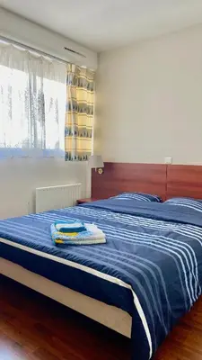 Un ou plusieurs lits dans un hébergement de l'établissement T2 avec petite vue mer avec accès plage