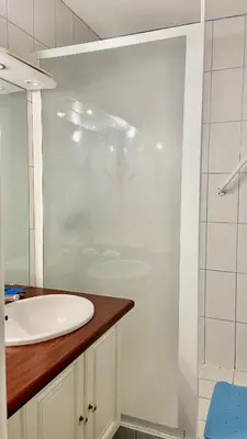 Salle de bains dans l'établissement T2 avec petite vue mer avec accès plage