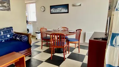 Coin salon dans l'établissement T2 avec petite vue mer avec accès plage