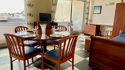 Télévision ou salle de divertissement dans l'établissement T2 avec petite vue mer avec accès plage