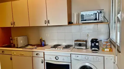 Cuisine ou kitchenette dans l'établissement T2 avec petite vue mer avec accès plage