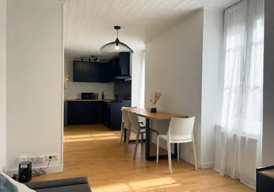 Cuisine ou kitchenette dans l'établissement Charmant appartement rénové au cœur de Concarneau