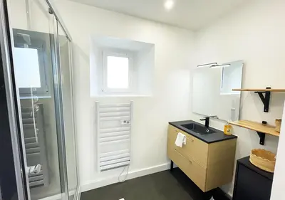 Cuisine ou kitchenette dans l'établissement Charmant appartement rénové au cœur de Concarneau