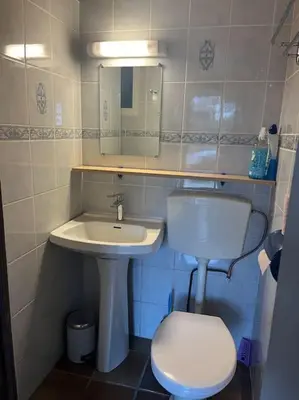 Salle de bains dans l'établissement Le charme d'une chaumière typiquement bretonne