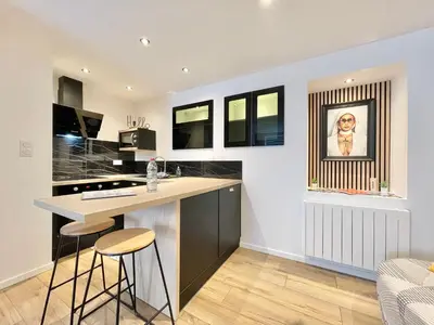 Cuisine ou kitchenette dans l'établissement LE CALLOCH 1G - Wifi - Parking Facile - Gare
