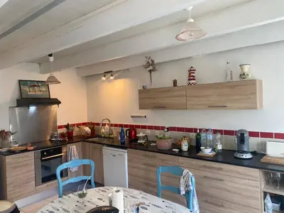 Cuisine ou kitchenette dans l'établissement Maison bretonne traditionnelle en bord de Mer