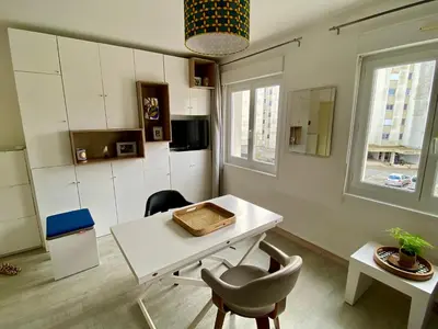 Télévision ou salle de divertissement dans l'établissement Avril - Appartement Centre Ville Concarneau