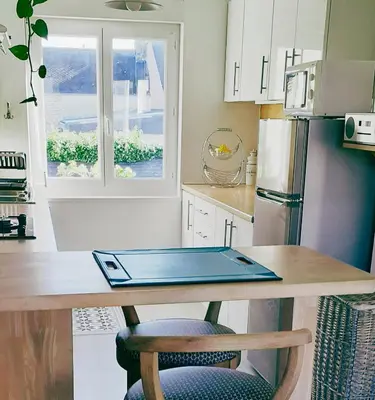 Cuisine ou kitchenette dans l'établissement Avril - Appartement Centre Ville Concarneau