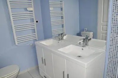 Salle de bains dans l'établissement Maison dans son écrin de verdure