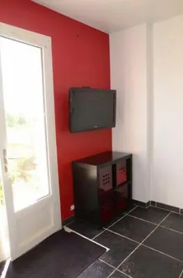 Télévision ou salle de divertissement dans l'établissement Maison dans son écrin de verdure