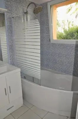 Salle de bains dans l'établissement Maison dans son écrin de verdure