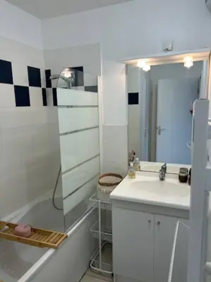Salle de bains dans l'établissement Appartement Etape en presqu'île