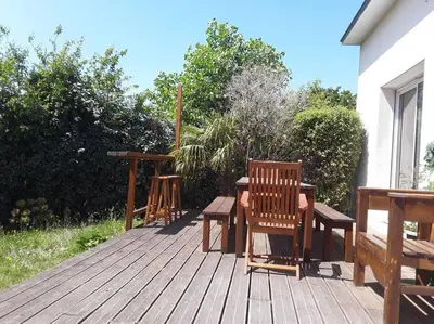 Jardin de l'établissement maison à 5 min de la plage