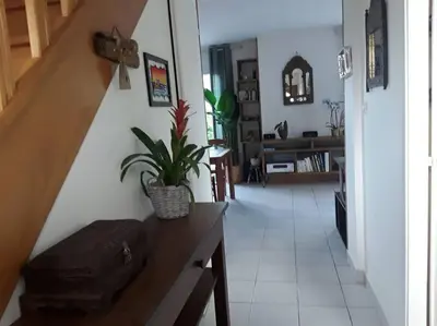 Coin salon dans l'établissement maison à 5 min de la plage